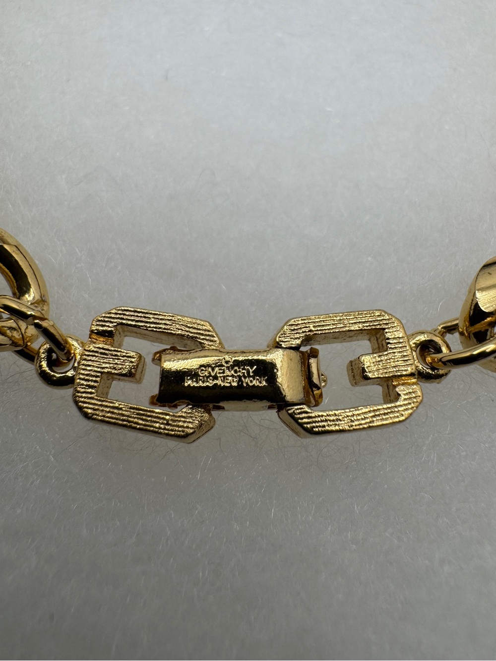 Givenchy Gold-Tone Curb Bracelet with Signature Link Clasp Size: 8.5 Unisex - Picture 6 of 14